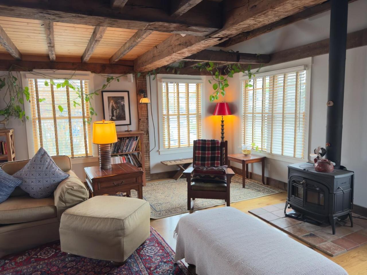 Magical Post And Beam Loft Downtown Newport! Hotel Exterior photo